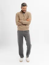 Jean de corte carpintero en color gris, con diseño de cinco bolsillos, costuras reforzadas y cierre frontal con botón y cremallera.