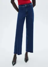 Jeans tiro alto de corte culotte, color azul oscuro, con bajo deshilachado y cierre de cremallera y botón.