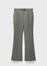Pantalon de vestir de corte flare y tiro medio, confeccionado en tejido mezcla de lana. Presenta bolsillos laterales y bolsillos de ribete en la parte posterior, con cierre oculto de botón, gancho y cremallera.