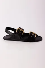 Sandalias negras de cuero con dos tiras anchas sobre el empeine, hebillas doradas y tira trasera.