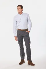 Pantalon cargo de gabardina en color gris, con bolsillos laterales tipo cargo y corte recto.