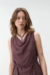 Musculosa bordó con escote drapeado, sin mangas y diseño holgado con lazo para ajustar en la cintura.