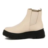 Botas Chelsea negras con plataforma track color fucsia.