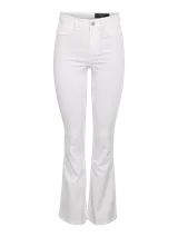 Jean flare tiro alto color blanco, de corte ajustado en la parte superior y ligeramente acampanado en las pantorrillas. Con cierre frontal de botón y cremallera, y bolsillos clásicos.