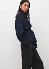 Pantalón de vestir gris oscuro, de corte recto y holgado, con tiro medio y costuras frontales marcadas en las piernas.