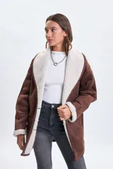 Chaqueta de abrigo color marrón con interior y solapas forradas en sherpa color crema. Presenta diseño de corte recto, mangas largas con puños de sherpa y bolsillos laterales.