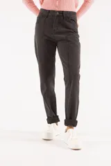 Jean de tiro alto con corte relajado y diseño de piernas curvas. Presenta costuras verticales a lo largo de las piernas, cierre con cremallera y botón, cinco bolsillos y pasadores para cinto.