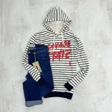 Canguro rústico a rayas horizontales blancas y negras, con capucha y cordones blancos. Estampado frontal con la frase "Savage State" en rojo.