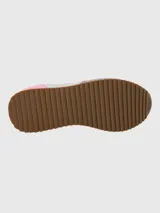 Zapatillas casuales con diseño contemporáneo, confeccionadas en una combinación de cuero gris y gamuza, con detalles en color rosado en el talón. Presentan suela de memory foam, cordones al tono y base dentada en color blanco y marrón.