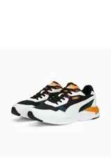 Championes deportivos Puma X-Ray Duo Speed, de diseño tricolor en blanco, negro y azul con detalles en naranja y bordó. Cuentan con cordones negros, suela chunky y la franja característica de la marca en el lateral.