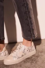 Pantalón de jean gris oscuro con efecto lavado y apliques de strass en los laterales.