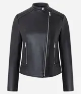 Campera biker de poliuretano color verde oliva, con cierre frontal asimétrico, bolsillos laterales con cremallera y detalle capitoneado en los hombros.
