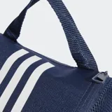 Bolso para calzado Adidas de la línea Tiro League, color azul marino. Diseñado para transportar botines de fútbol, cuenta con un panel lateral de malla para ventilación, asa de mano superior y cierre de solapa. Presenta las tres tiras icónicas y el logo de la marca en color blanco.
