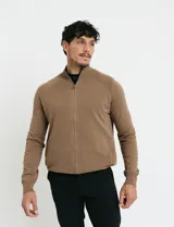 Cardigan de punto con cuello alto, cierre frontal completo, mangas largas tipo ranglan y bolsillos laterales de ribete.
