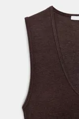 Camiseta de manga sisa y escote redondo, corte ajustado al cuerpo (slim fit). El tejido presenta un efecto jaspeado en tonos marrones oscuros.