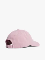 Gorra de béisbol de sarga de algodón color rosado, con visera curva y logo bordado en hilo blanco en la parte frontal.