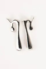 Aros colgantes plateados con diseño abstracto.