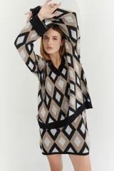 Sweater oversize con cuello en V y estampado de rombos en tonos lila, rosa y rojo. Tejido de lana artesanal.