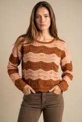 Sweater de tejido de punto con diseño de rayas horizontales onduladas en tonos marrón y beige. Presenta cuello redondo, mangas largas y corte oversize.