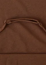 Top de poliéster color marrón con cuello halter y escote drapeado, sin mangas y diseño recto.