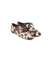 Zapato acordonado de estilo oxford con acabado en pelo sintético estampado con diseño de manchas de vaca en tonos marrón y blanco.