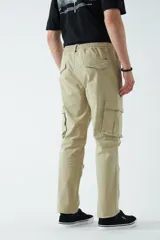 Pantalón cargo color marrón, de corte regular, con bolsillos cargo en las piernas y puños rectos.