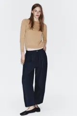 Jersey de cuello redondo y manga larga, confeccionado en hilatura de cashmere 100% con acabados en rib.