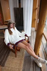 Sweater celeste de punto abierto con detalles en puños, cuello y ruedo en contraste de color. Diseño oversize y textura liviana.