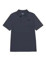 Remera tipo polo de manga corta color azul oscuro, confeccionada en tejido de algodón y poliéster. Presenta cuello y puños acanalados, cierre frontal con botones grabados y el logo de la marca estampado en el pecho.