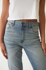 Jean de tiro medio color celeste, confeccionado en denim de calce recto con aberturas en los botamangas.