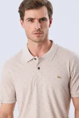 Remera polo de manga corta confeccionada en tejido de jersey con estampado integral sutil. Presenta cuello y puños acanalados, cartera con botones y logo bordado en el pecho.
