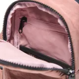 Morral de nailon con acabado texturizado en color rosado, con compartimento principal con doble cierre, bolsillo frontal abierto y correa diagonal ajustable y desmontable. Incluye aplicación de etiqueta sintética negra con el logo grabado.