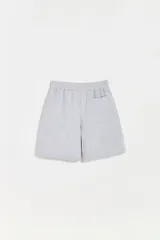 Bermuda de algodón con cintura elástica y cordón ajustable, de corte recto y estilo deportivo.