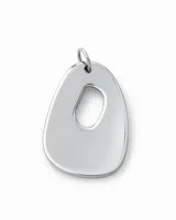 Dije de forma abstracta irregular con centro calado, fabricado en acrílico espejado con acabado en resina y aro metálico para colgar.