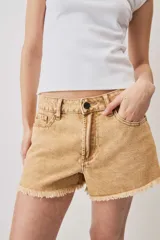 Short de jean de tiro medio, con efecto gastado y dobladillo deshilachado.
