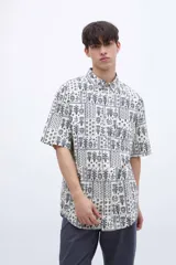 Camisa de manga corta con estampado de flores y cuello solapa clásico.