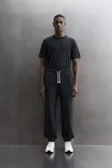 Pantalón jogger relaxed fit de Zara Athleticz confeccionado en tejido de algodón color marrón, con cintura elástica ajustable mediante cordón en contraste, bolsillos laterales y bajo con puño elástico.