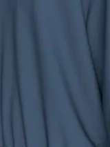 Buzo azul de poliéster con cuello redondo, puños y dobladillo acanalados, corte relaxed y cinta decorativa con el logo de la marca en los laterales.