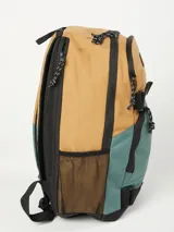 Mochila Rusty modelo Kors, con diseño bicolor en tonos tostado y verde azulado. Cuenta con compartimento principal con cierre, bolsillo frontal con cierre, correas ajustables negras y bolsillos laterales de red.