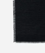 Bufanda femenina de punto liviano en color negro, con diseño básico y terminación deshilachada en los extremos.