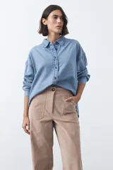 Pantalón de pana color marrón chocolate, de corte recto con bolsillos laterales y cierre frontal.