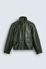 Cazadora de corte regular fit confeccionada en piel con acabado brillante. Presenta cuello subido, cierre frontal de cremallera oculta por solapa y bolsillos de plastrón con solapa en la parte frontal.