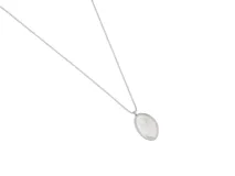 Collar de acero plateado con dije ovalado de nácar.