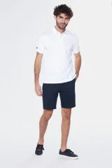 Bermuda gris con bolsillos laterales y traseros.