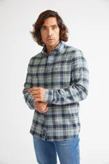 Camisa de viyela a cuadros color ladrillo, azul y blanco, de corte slim fit, manga larga, con bolsillo en el pecho y logo bordado.