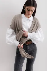 Saco abierto color crudo, de tejido de punto con lurex.