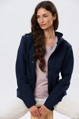 Campera liviana azul marino con capucha y cierre frontal de cremallera y botones a presión.
