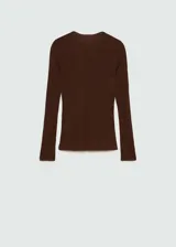 Buzo de tejido de punto fino color marrón, con cuello perkins, manga larga y diseño semitransparente. Presenta un corte asimétrico con abertura lateral y detalle de botones.