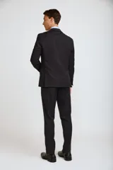 Traje de dos piezas compuesto por saco de corte clásico con solapas y pantalón de vestir a juego. Confeccionado en tejido de poliviscosa, presenta un diseño elegante y estructurado ideal para eventos formales o entornos profesionales.