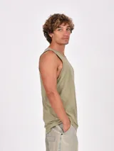 Musculosa negra de corte clásico, con cuello redondo y sisas amplias.